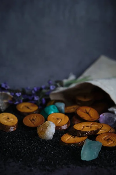 Zelfgemaakte houten runen op een donkere achtergrond — Stockfoto