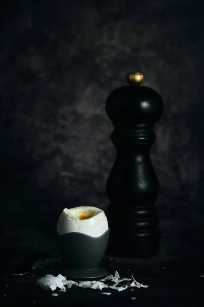 검은 배경의 스탠드 위에 놓인 부드러운 삶은 달걀 — 스톡 사진