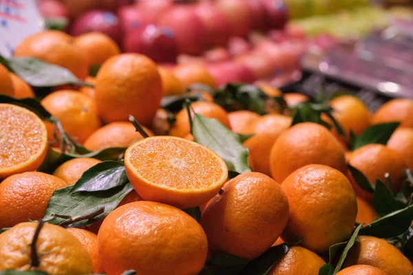 Ζουμερά πορτοκάλια στον πάγκο της ισπανικής αγοράς — Φωτογραφία Αρχείου