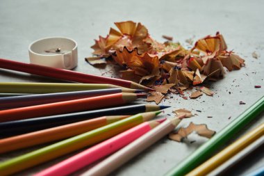 Gri arkaplanda parlak renkli kalemler