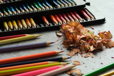 Gri arkaplanda parlak renkli kalemler