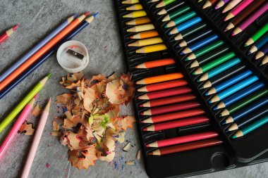 Gri arkaplanda parlak renkli kalemler