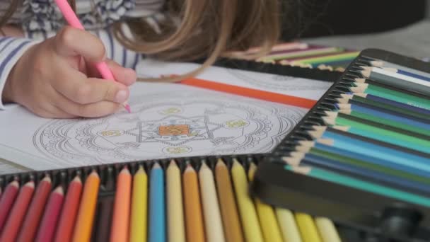 Крупним планом дитяча рука і кольорові олівці — стокове відео