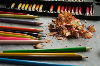 Gri arkaplanda parlak renkli kalemler