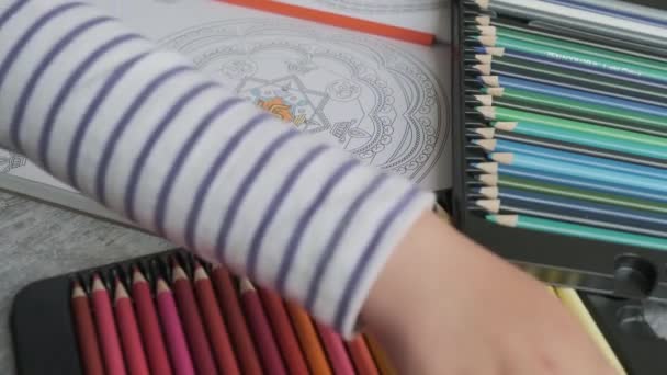 Main de bébé gros plan et crayons de couleur — Video