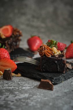 iki çikolatalı pasta ve gri bir arka plan.