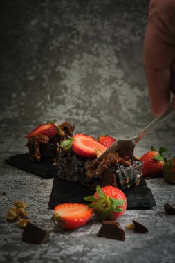 iki çikolatalı pasta ve gri bir arka plan.