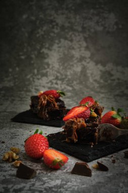 iki çikolatalı pasta ve gri bir arka plan.