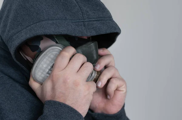 A man in a respiratory mask in a jacket with a hood — Stock Photo, Image
