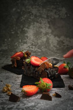 iki çikolatalı pasta ve gri bir arka plan.