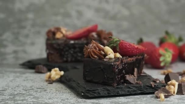 Chocoladetaart met verse aardbeien — Stockvideo