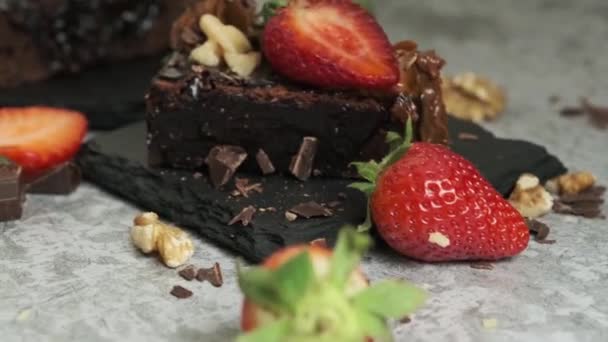 Schokoladenkuchen mit frischen Erdbeeren — Stockvideo