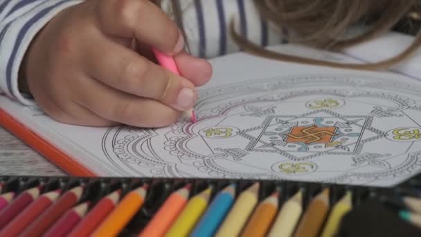 아기의 손을 클로즈업하고 색깔 이 있는 연필 — 비디오
