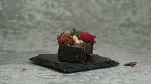 Шоколадний торт зі свіжою полуницею — стокове відео
