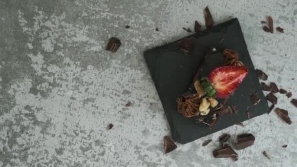 Bolo de chocolate com morangos frescos — Vídeo de Stock