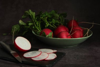 Koyu arkaplanda dilimlenmiş turp.