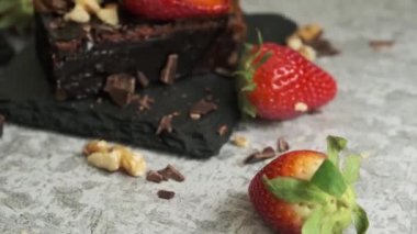 Taze çilekli çikolatalı pasta.