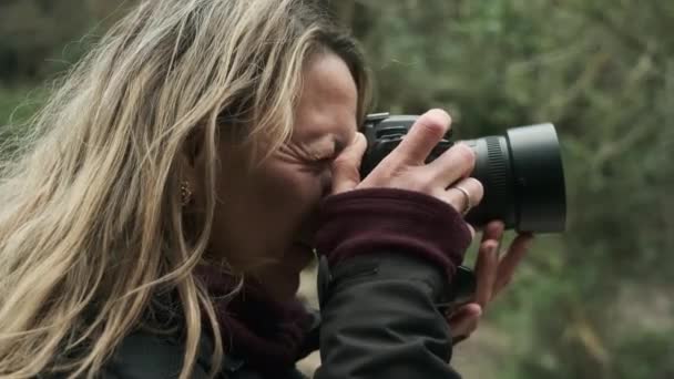 여자 아이가 자연 속에서 카메라를 발사하는 모습 — 비디오