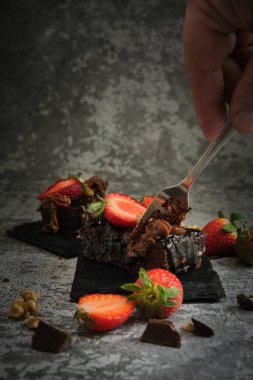 iki çikolatalı pasta ve gri bir arka plan.