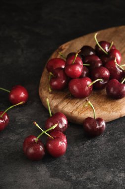 Olgun kirazlar koyu bir arkaplanda
