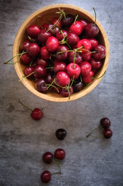 Olgun kirazlar koyu bir arkaplanda