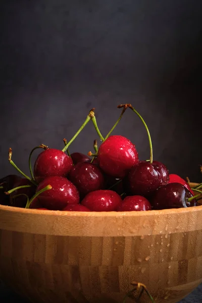 Cerezas maduras sobre un fondo oscuro — Foto de Stock