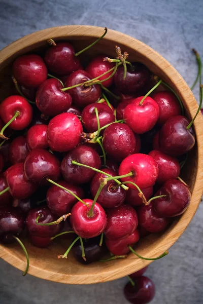 Cerezas maduras sobre un fondo oscuro — Foto de Stock