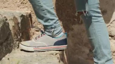 Kadınların ayakları merdivenleri tırmanır