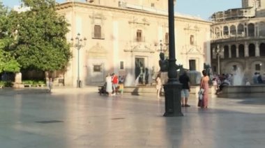 Akşamları şehir meydanı