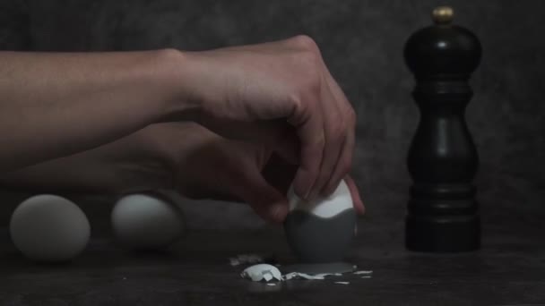 Fervido ovo branco fundo escuro — Vídeo de Stock