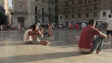 Akşamları şehir meydanı