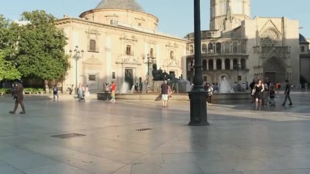 Городской площади в вечернее время — стоковое видео