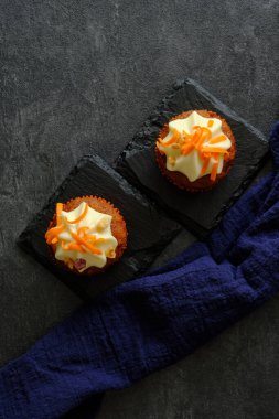 Koyu bir arka planda havuçlu kek.