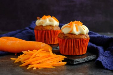 Koyu bir arka planda havuçlu kek.