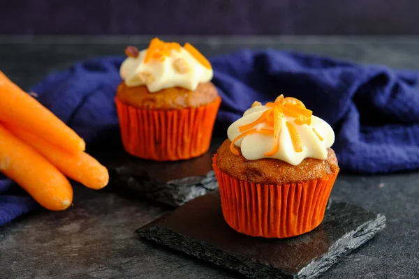 Carrot cakes in close-up on a dark background — Stock Photo, Image