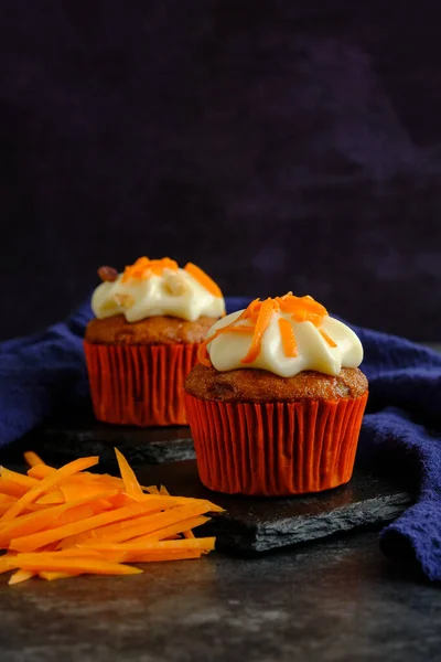 Carrot cakes in close-up on a dark background — Stock Photo, Image