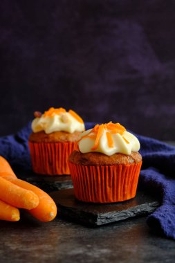 Koyu bir arka planda havuçlu kek.