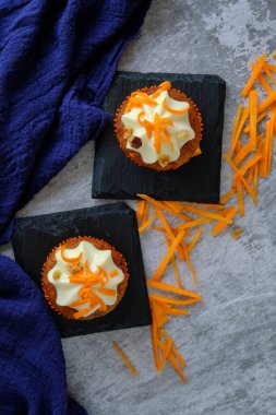 Kekler rendelenmiş havuçların yanında