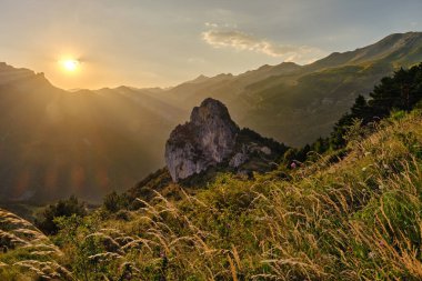 Dağlarda gün batımının manzarası
