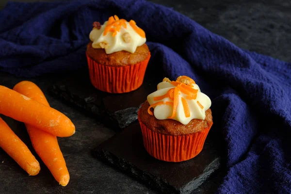 Carrot cakes in close-up on a dark background — Stock Photo, Image