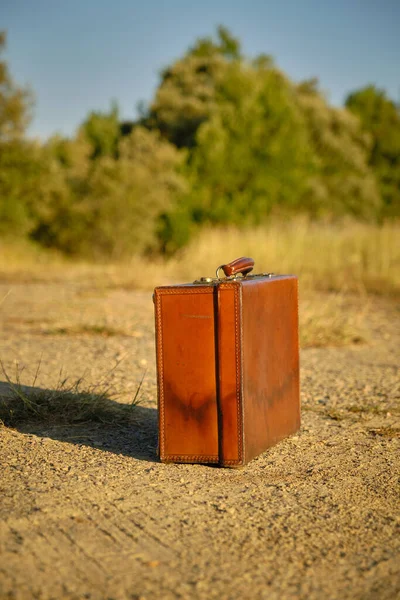 Uma velha mala vintage no chão — Fotografia de Stock