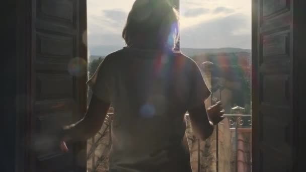 Una joven abre las persianas de madera — Vídeos de Stock
