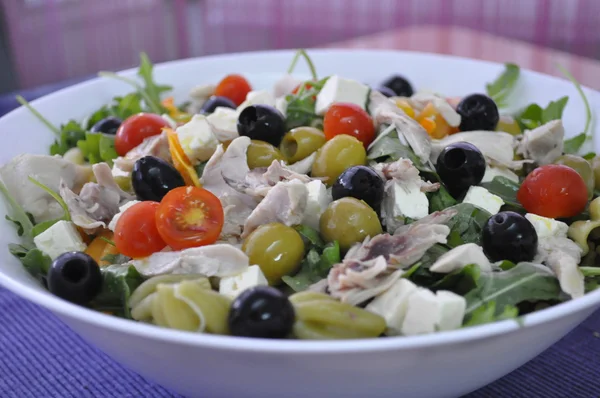 Makarna salatası ve Siyah Zeytin — Stok fotoğraf