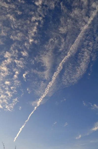 Traço no céu — Fotografia de Stock