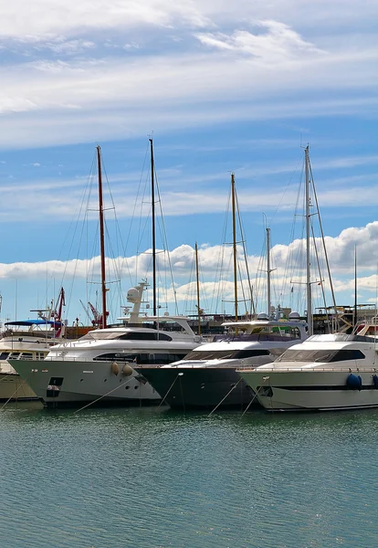 Yachten im Hafen — Stockfoto