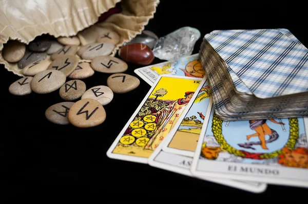 Rúnákkal és a tarot kártyák — Stock Fotó