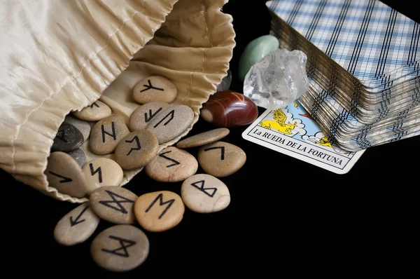 runes ve tarot kartları