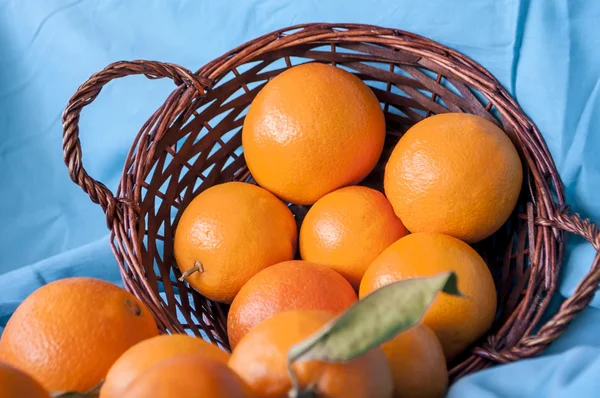 Orangen im Korb — Stockfoto