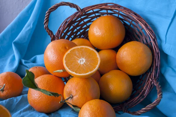 Orangen im Korb — Stockfoto