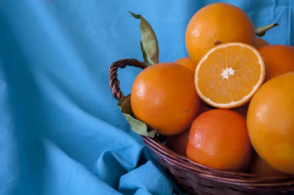 Orangen im Korb — Stockfoto